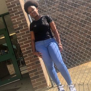 Meet your Posher, Yanna